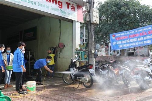 Rửa xe gây quỹ ủng hộ người dân Hướng Hóa gặp khó khăn tại Thành phố Hồ Chí Minh
