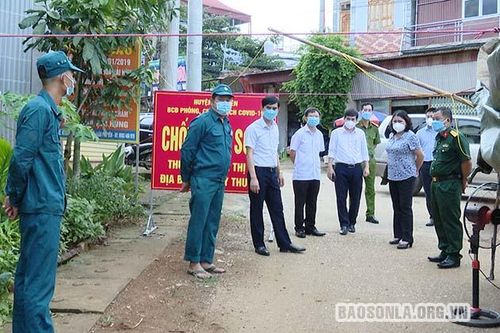 Đồng chí Phó Chủ tịch Thường trực UBND tỉnh kiểm tra phòng chống dịch tại Phù Yên