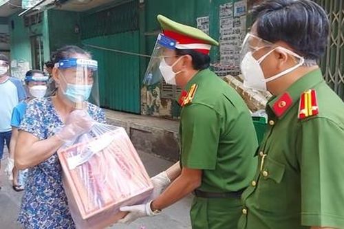 Công an quận 3 trao 260 phần quà cho các hộ dân khó khăn
