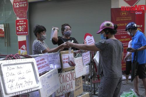 Đi 'chợ nhà giàu' ở Hà Nội thời giãn cách, cứ alo là có hàng
