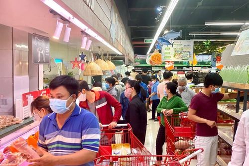 Ca mắc COVID-19 ngày càng tăng, các siêu thị ở Bình Dương vẫn chen chúc người