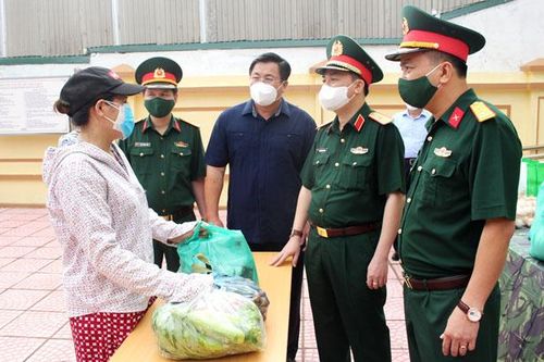 'Gian hàng 0 đồng' tại quận Hoàng Mai trao 450 suất quà