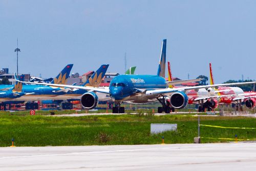 Gần trăm máy bay dầm mưa, dãi nắng ở Nội Bài