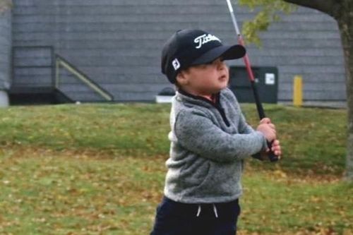 Bé trai 2 tuổi ở Mỹ giành giải nhất cuộc thi golf quốc tế
