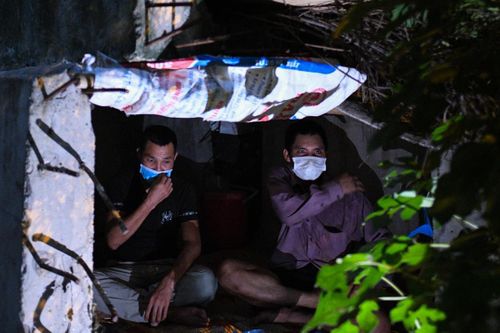 Công nhân mắc kẹt giữa dịch, trú mình ở dạ cầu