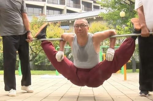 Người đàn ông U60 sở hữu khả năng giãn cơ ấn tượng