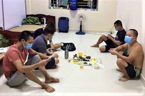 Ăn nhậu trong khu cách ly, 5 người bị đề nghị phạt hơn 37 triệu