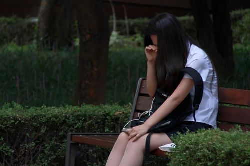 Phản ứng của người lạ ở Hàn Quốc khi thấy một nữ sinh đang khóc