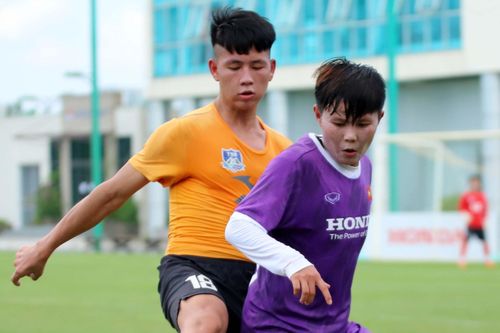 Tuyển nữ Việt Nam giao hữu với đội futsal năng khiếu