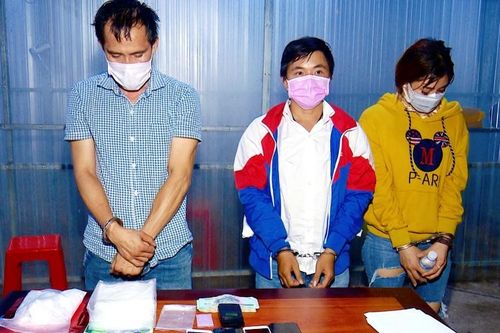 Bạc Liêu bắt vụ lợi dụng xe 'luồng xanh' vận chuyển hơn 1,6 kg ma túy