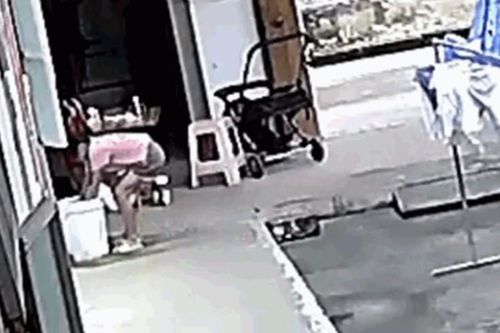 Chị gái phản ứng kịp thời, cứu em trai thoát nạn trong gang tấc