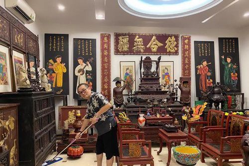 Hé lộ căn nhà toàn bằng gỗ của nghệ sĩ Xuân Hinh ở phố cổ