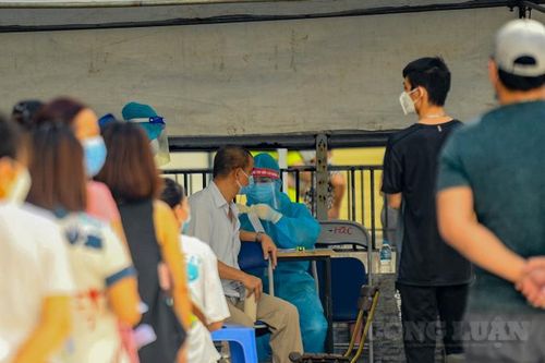 Hàng nghìn cư dân tại khu đô thị 'đội nắng', xếp hàng ngay ngắn để xét nghiệm