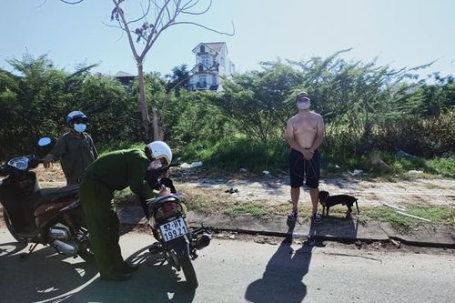 Dắt thú cưng đi dạo, người đàn ông bị đề nghị phạt 7,5 triệu đồng