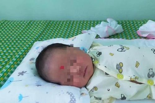 Cặp vợ chồng hiếm muộn 25 năm được nhận nuôi bé gái bị bỏ rơi