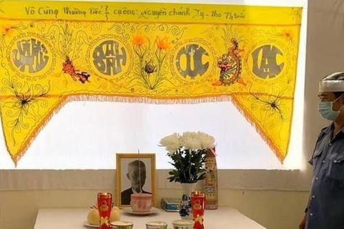 Nhân viên bệnh viện nén đau thương chịu tang cha trong khu phong tỏa