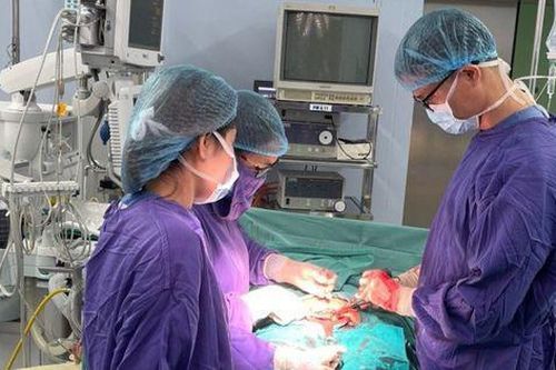 Chồng dùng xe máy chở vợ bầu 38 tuần đến bệnh viện khi dây rốn thai nhi đã thò ra ngoài