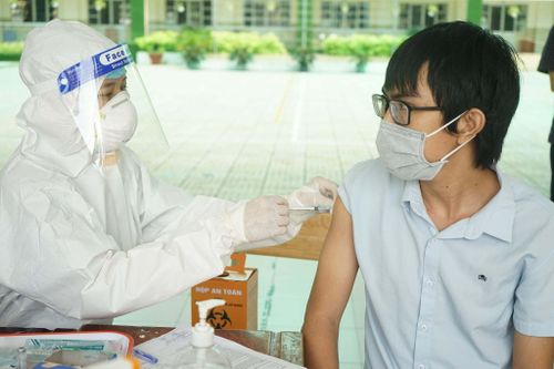 Người dân TP.HCM đến sớm, chờ tiêm vắc xin Sinopharm