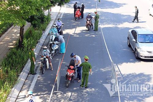 Chốt kiểm dịch dài hàng trăm mét dọc phố, người vi phạm giảm hẳn