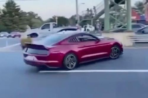 Dân chơi Mỹ drift lỗi Ford Mustang, đâm vào xe khác rồi bỏ chạy