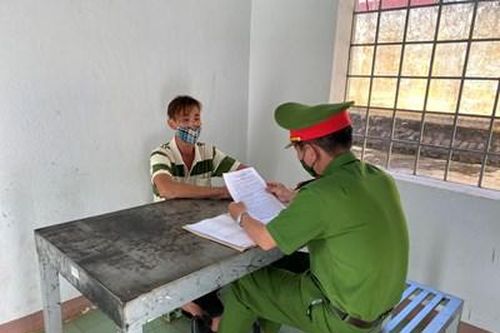 Cướp 50.000 đồng của người phụ nữ rồi bắt nạn nhân cởi quần áo giữa đêm tối