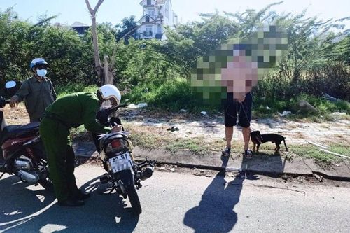 Đà Nẵng: Dắt chó ra đường đi dạo, người đàn ông bị đề xuất phạt 7,5 triệu đồng