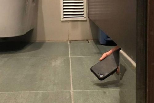Quay lén cặp đôi 'ân ái' trong nhà vệ sinh công cộng, người đàn ông nhận kết đắng