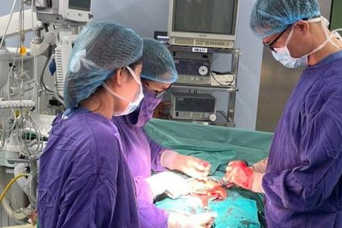 Thấy vợ sa dây rốn ra ngoài âm đạo, chồng vội đưa đi đẻ bằng xe máy