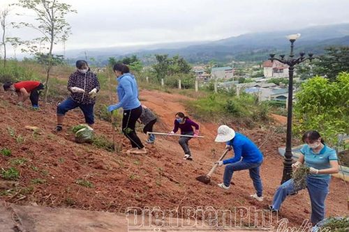 Phụ nữ Mường Nhé chung sức bảo vệ môi trường