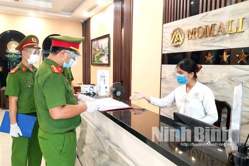 Công an Ninh Bình - 'Tấm lá chắn' vững vàng trên trận tuyến phòng, chống dịch COVID-19: Kỳ 1: 'Căng mình' nơi tuyến đầu chống dịch
