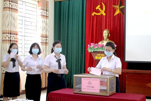 Hỗ trợ 200 triệu đồng cho Hội LHPN Thành phố Hồ Chí Minh và tỉnh Bình Dương trong công tác phòng chống dịch COVID-19