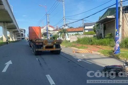 Tai nạn giữa xe container và xe máy ở TP.Thủ Đức, 1 phụ nữ tử vong