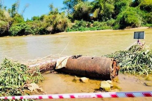 Phát hiện quả bom nặng 750 kg ở mé sông Trà Khúc