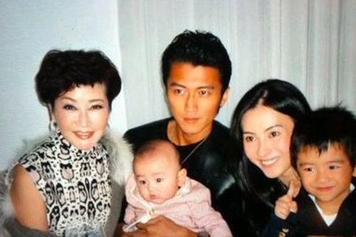 Cha Tạ Đình Phong tiết lộ quan hệ hiện giờ với hai cháu trai, hóa ra Trương Bá Chi đã cắt đứt với nhà họ Tạ từ lâu?