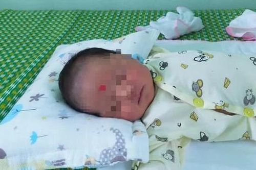 Vợ chồng hiếm muộn 25 năm được nhận nuôi bé sơ sinh bị bỏ rơi trước cửa nhà