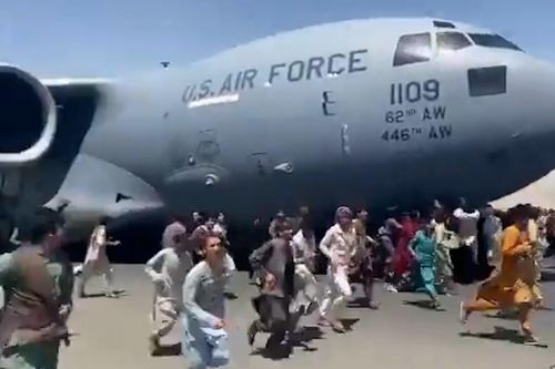 Lầu Năm Góc: Nhiều người chết khi bám vào máy bay ở Kabul