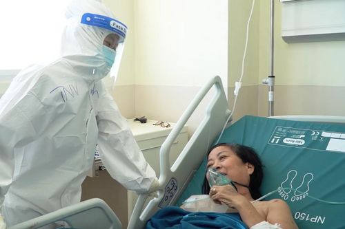 Các TNV tại BV Hồi sức Covid-19 giúp bệnh nhân vệ sinh cá nhân