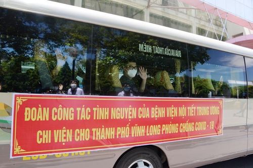 Hàng trăm y bác sĩ tiếp tục tới 'chi viện' TPHCM và các tỉnh phía nam chống dịch