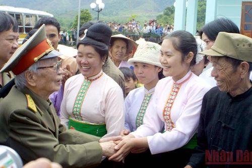 Hình ảnh Đại tướng Võ Nguyên Giáp về thăm lại chiến trường xưa