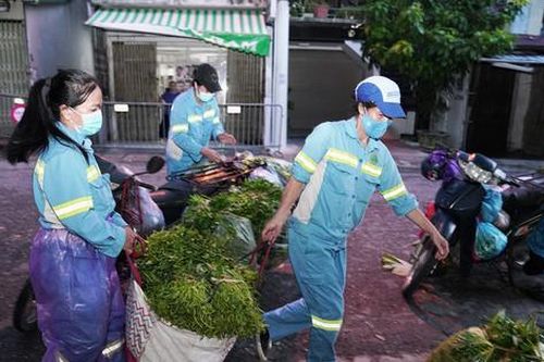 Nữ công nhân góp tiền mua rau giúp người khó khăn