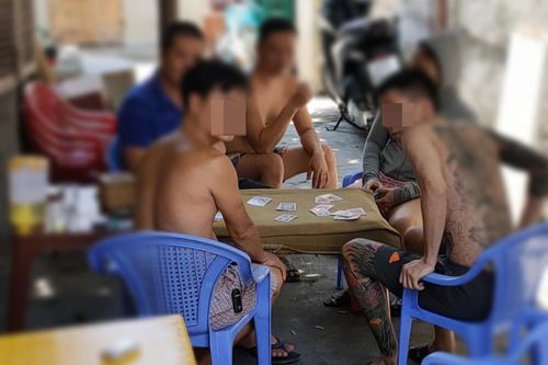 Bất chấp lệnh cấm, 7 người tụ tập đánh bạc