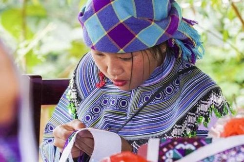 Phục trang phụ nữ Mông Hoa – Di sản văn hóa phi vật thể