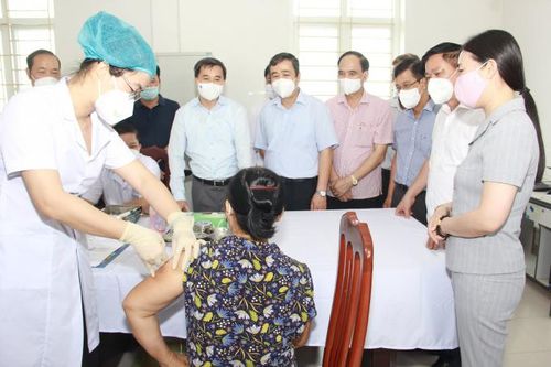 Tiêm thử nghiệm giai đoạn 2 vắc xin COVIVAC tại Thái Bình