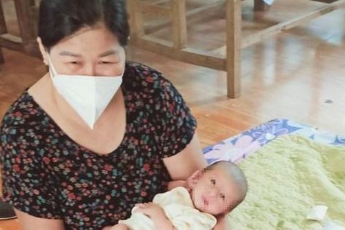 Mẹ mắc COVID-19, bố phải cách ly, bé sơ sinh lớn lên bằng bầu sữa xóm giềng