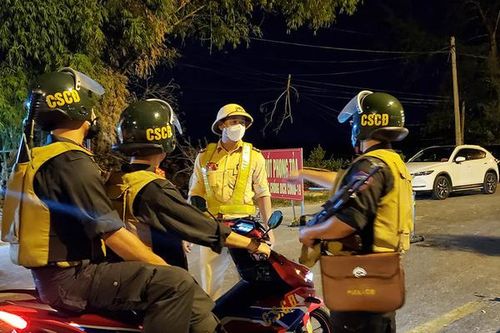 Công an không ngủ ứng trực chốt phong tỏa: 'Khi nào hết dịch bố về với con'