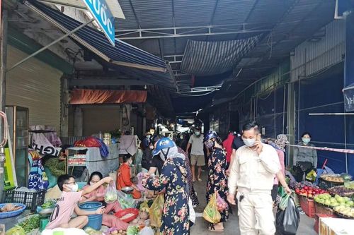 Người dân TP. Vinh nháo nhào mua hàng do tin đồn thất thiệt