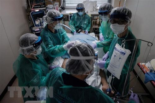 Hơn 23.000 ca mắc mỗi ngày, Nhật Bản cảnh báo tình trạng 'thảm họa'