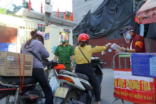 Tổ COVID-19 cộng đồng: Lực lượng thầm lặng chống dịch của Thủ đô