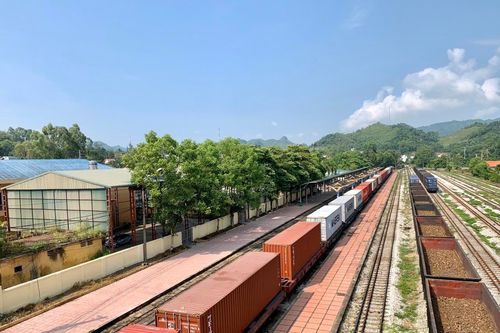 Có hiện tượng người dân đu bám tàu hàng trốn chốt kiểm soát dịch
