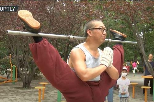 Cao thủ Kung Fu có tài bẻ gập cơ thể, vừa ngậm chân vừa nhảy dây